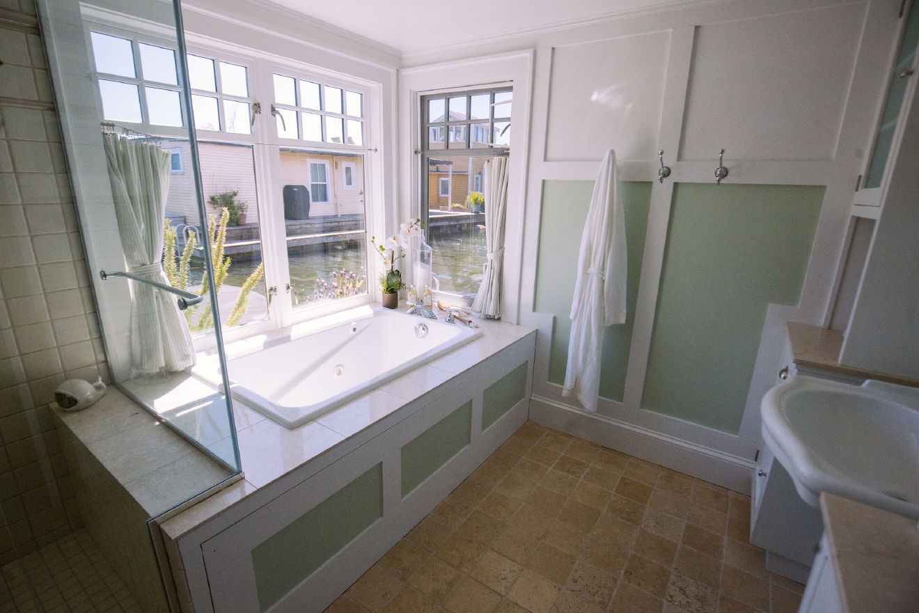 This South Lake Union Houseboat is What Dreams Are Made Of Seattle