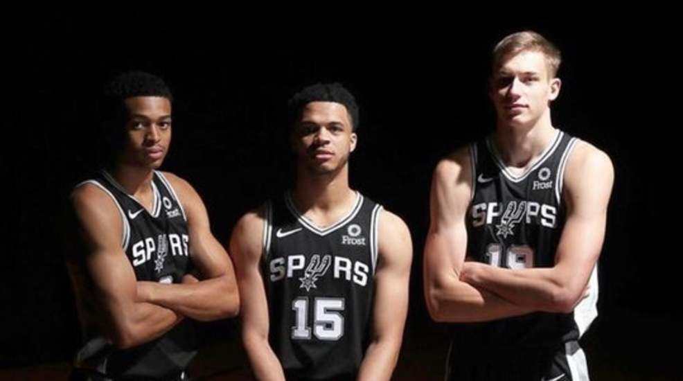 Spurs rookies enjoy their time at the NBA rookie photoshoot WOAI