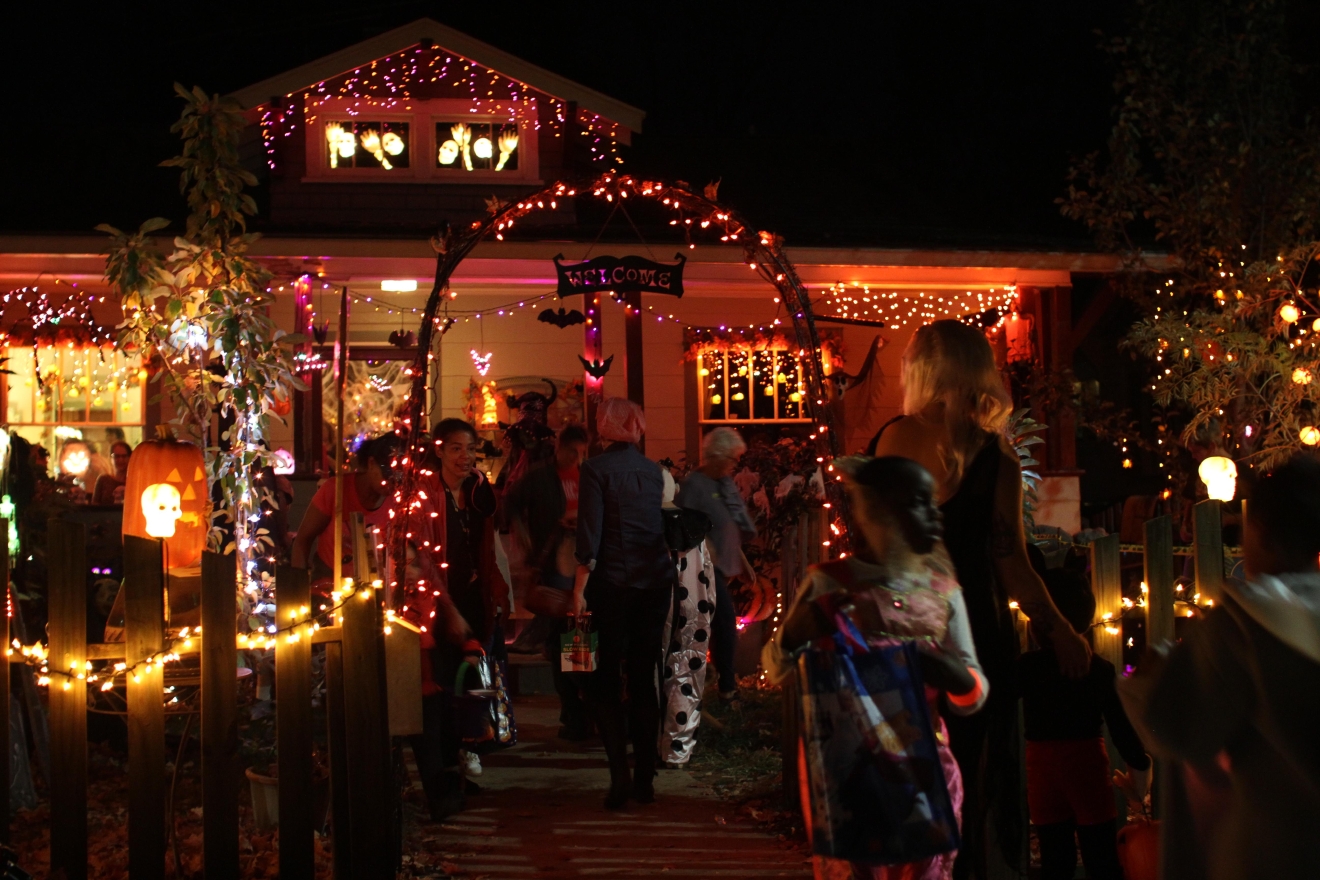 Halloween night draws throng of trick-or-treaters to Vermont Avenue  WLOS