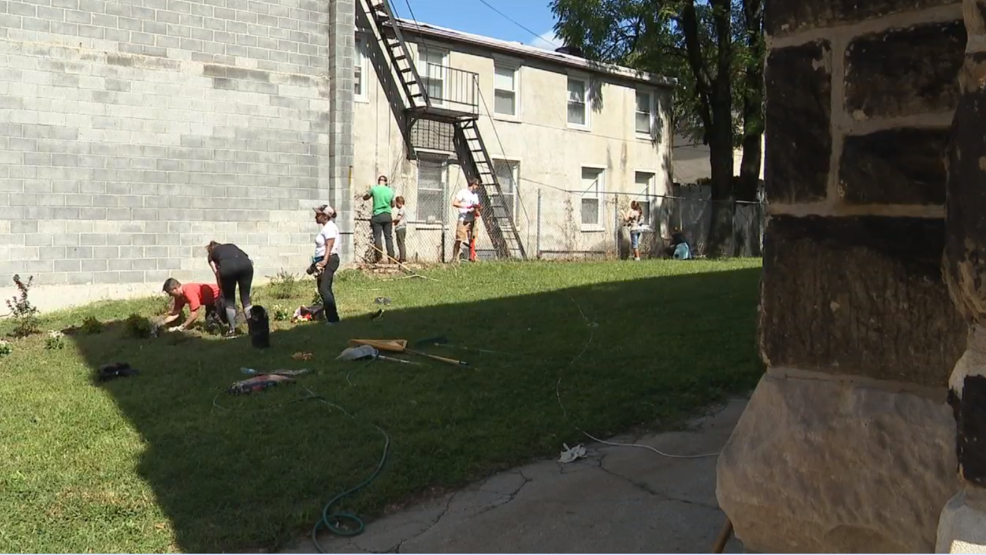 Hundreds of residents clean up Baltimore streets WBFF