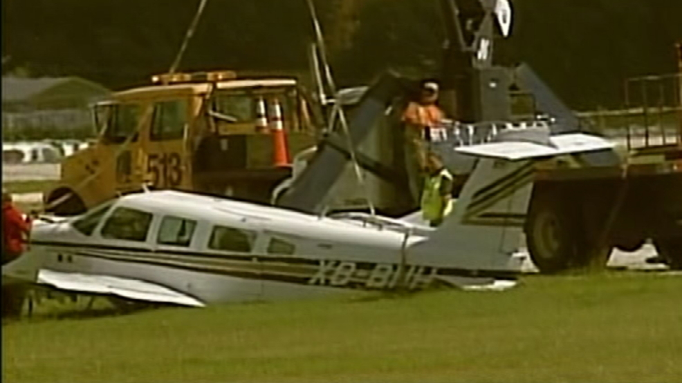 Flight from Mexico skids off runway when landing gear malfunctions WOAI