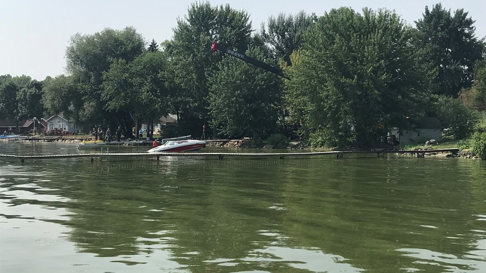 2 injured, 2 missing after boat crash in Lake Winnebago WLUK